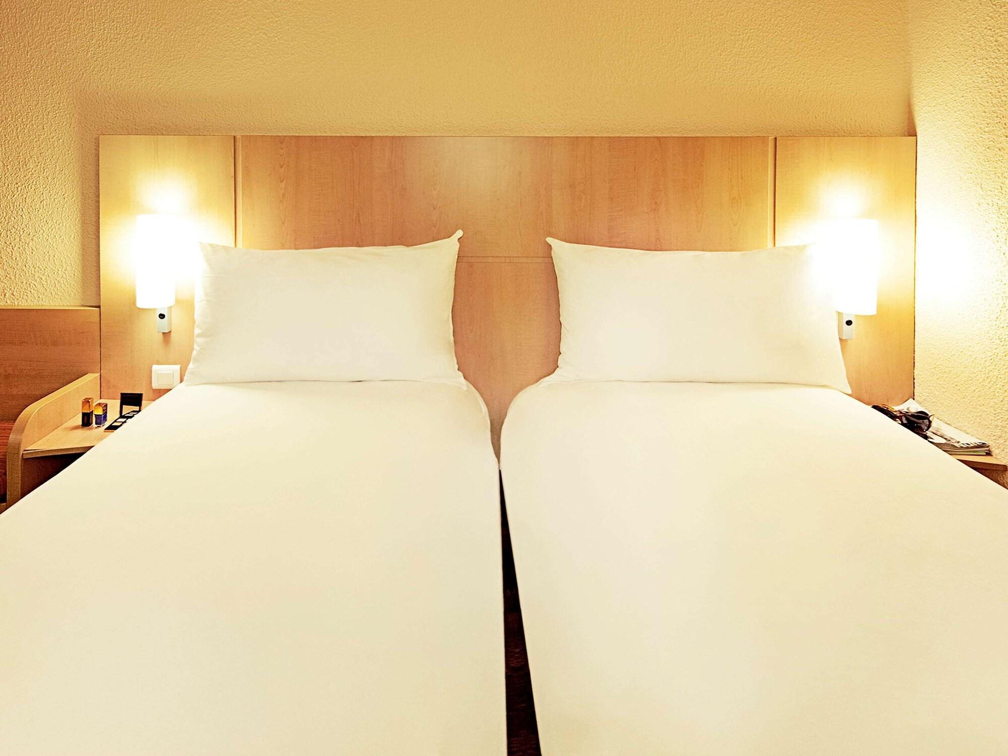 Ibis Angers Centre Chateau Экстерьер фото